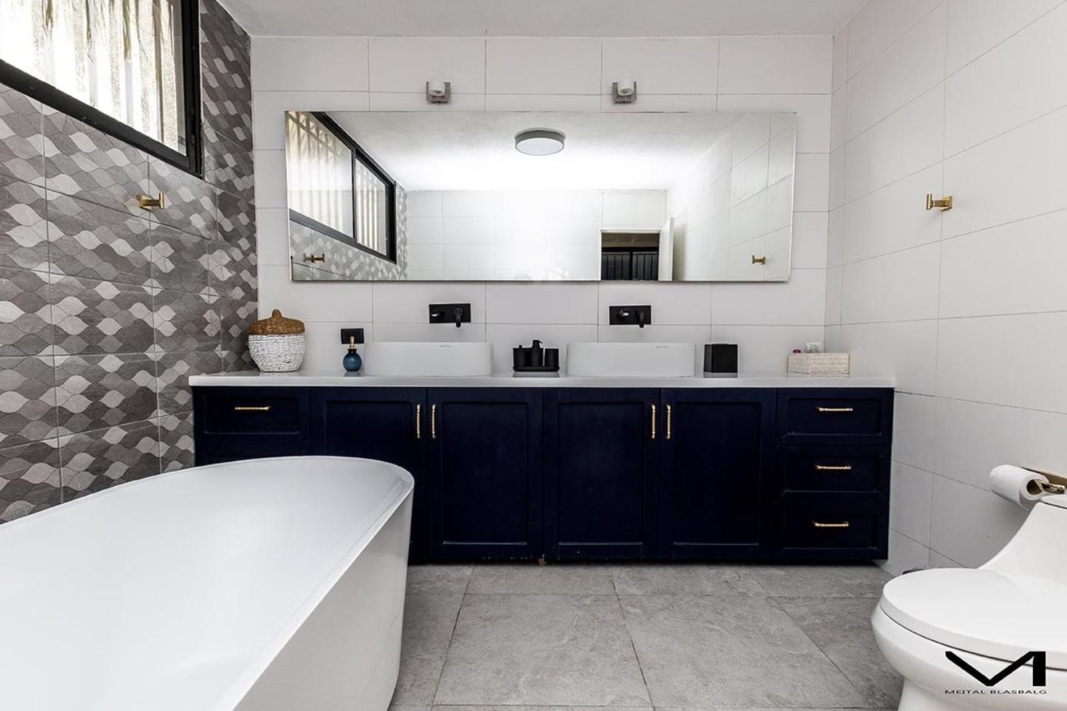 Baño principal con doble lavabo y bañera