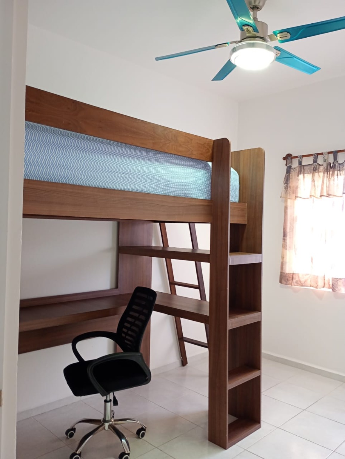 Tercera recámara con cama alta y escritorio