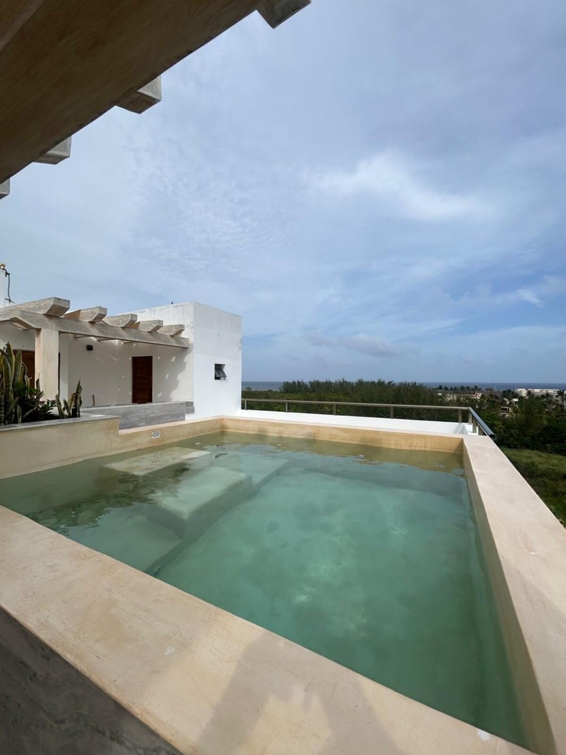 Alberca privada con vista al mar en Mayan Monk PH1