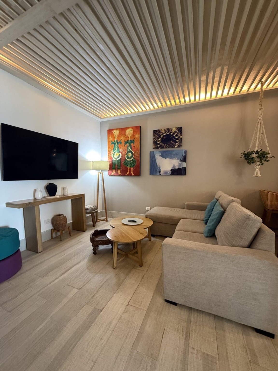 Sala amueblada con televisión