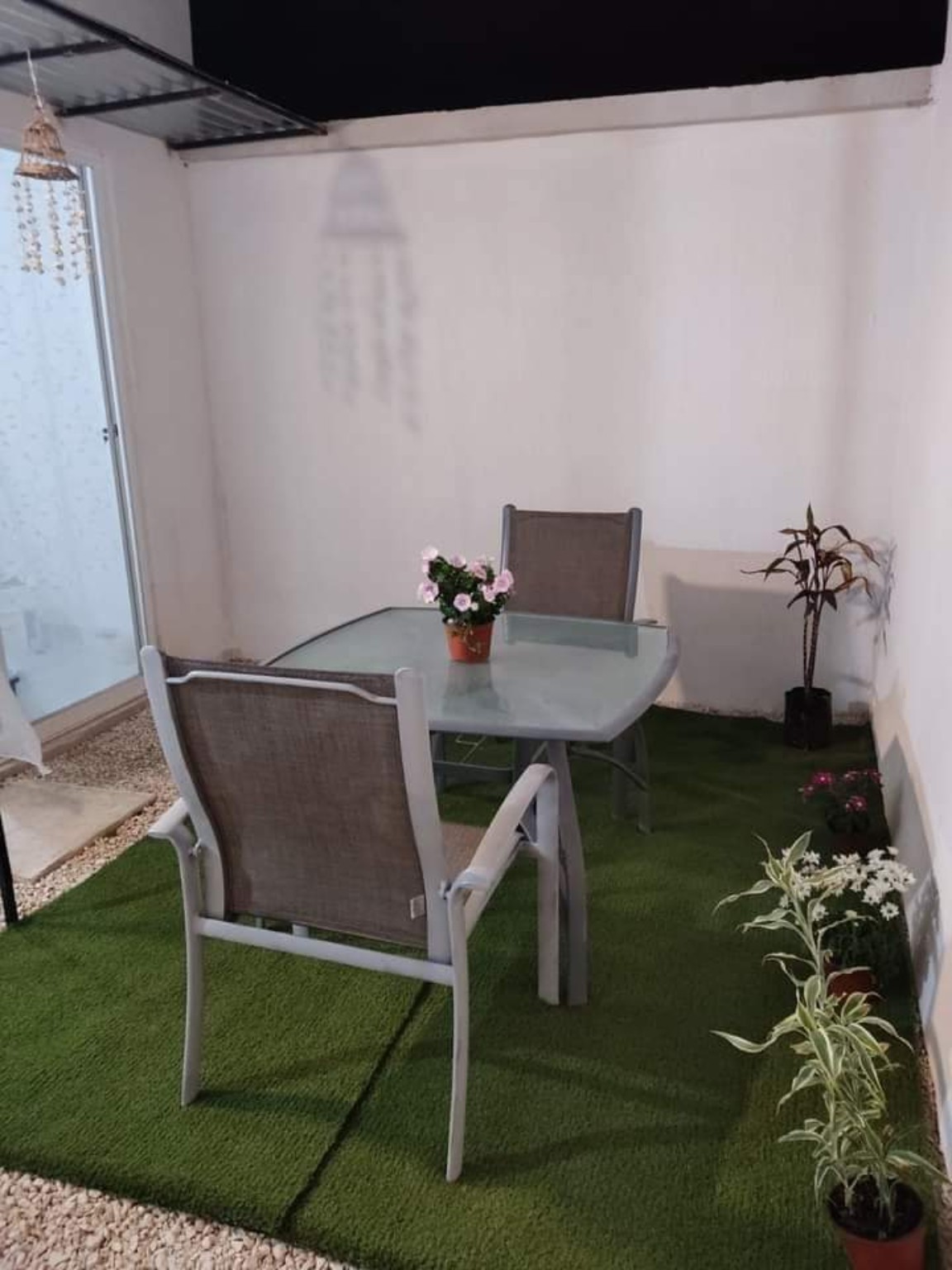 Patio privado con pasto sintético