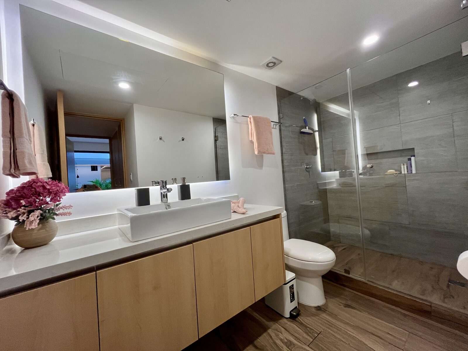 Baño completo del departamento